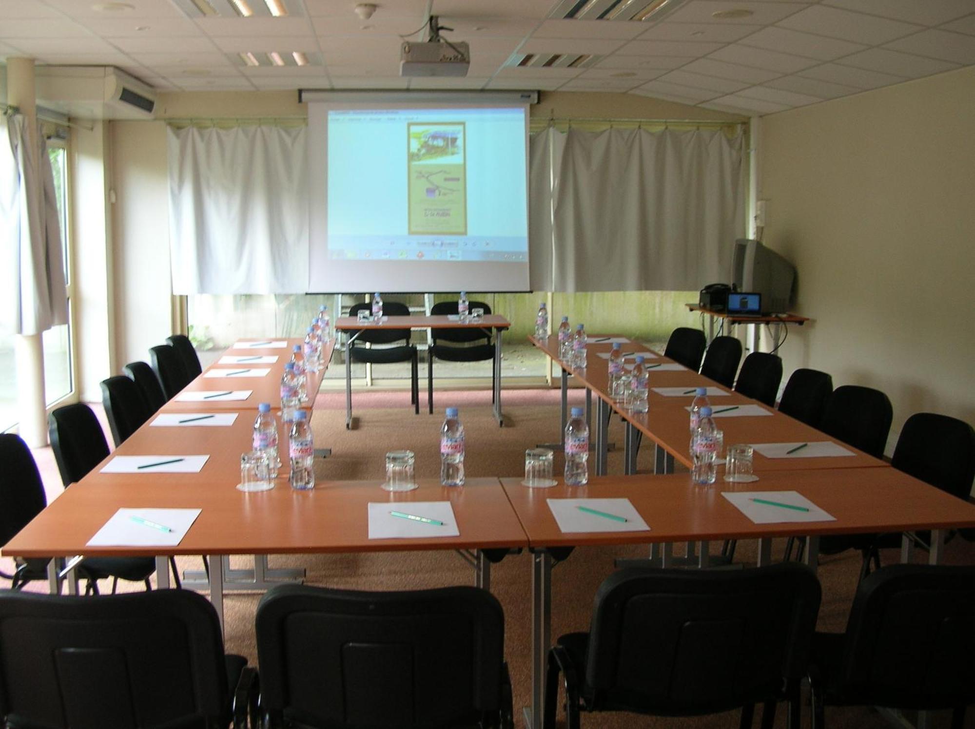 Hotel Le Saint Aubin กูร์เนย์-ออง-เบรย์ ภายนอก รูปภาพ