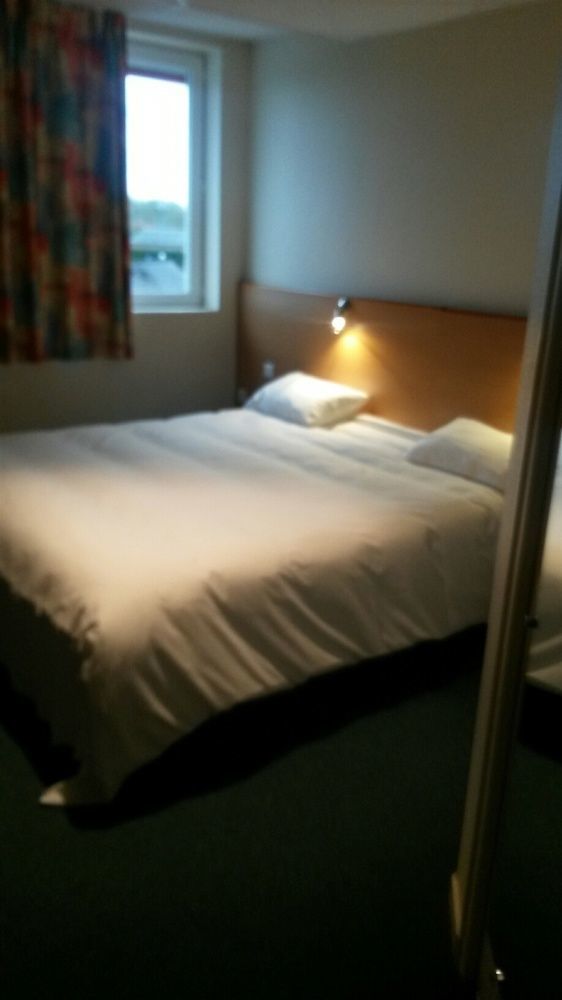 Hotel Le Saint Aubin กูร์เนย์-ออง-เบรย์ ภายนอก รูปภาพ
