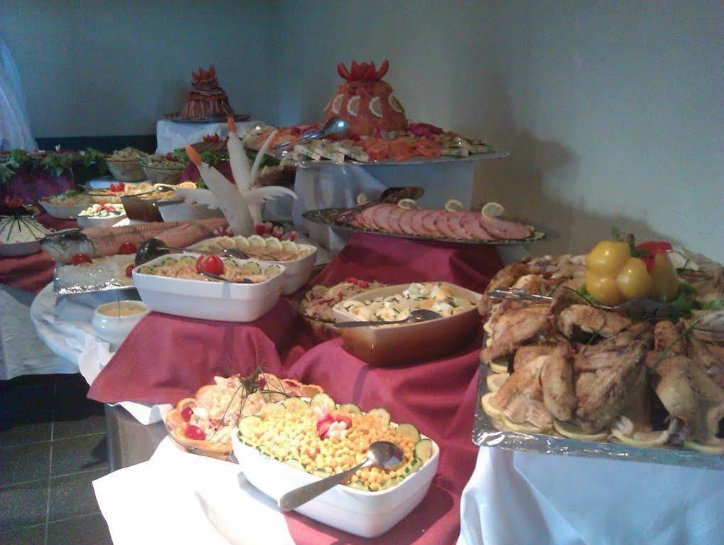Hotel Le Saint Aubin กูร์เนย์-ออง-เบรย์ ภายนอก รูปภาพ